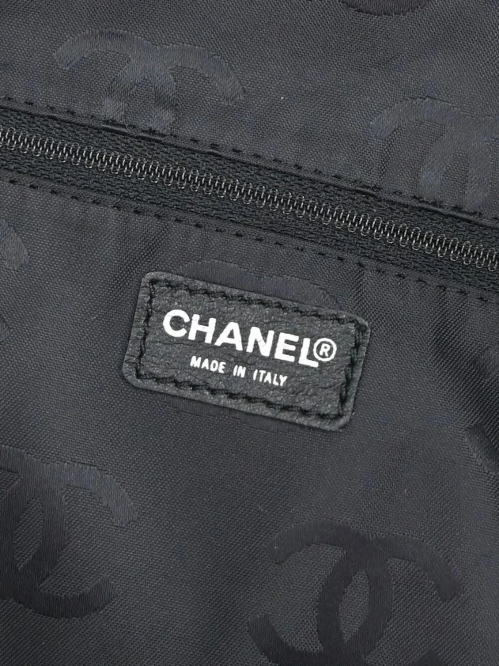 CHANEL outside 	a+